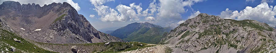 Vista panoramica dalla quota 2193 m su Arera a sx, Menna al centro, Corna Piana a dx